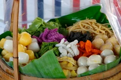 Các loại bánh dân gian Nam Bộ tại lễ hội. (Ảnh: Thanh Liêm/TTXVN)