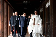 Các nghị sỹ Nhật Bản sau lễ cầu nguyện tại đền Yasukuni ở Tokyo ngày 21/4. (Nguồn: AFP/TTXVN)