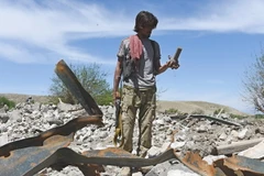 Nhân viên an ninh Afghanistan thị sát khu vực trúng bom GBU-43 của Mỹ tại Achin, tỉnh Nangarhar ngày 15/4. (Nguồn: EPA/ TTXVN)