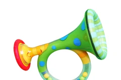 Bé 4 tuổi ho ra tiếng kèn sau khi nuốt phải đồ chơi vào phổi