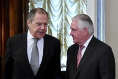 Ngoại trưởng Mỹ Rex Tillerson (phải) đã có cuộc hội đàm với người đồng cấp Nga Sergei Lavrov. (Nguồn: AFP/TTXVN)