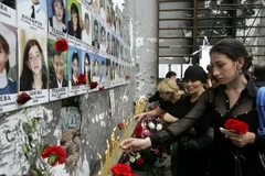 Đặt hoa và thắp nến trong lễ tưởng niệm các nạn nhân tại nơi xảy ra vụ khủng bố Beslan. (Nguồn: AFP/TTXVN)