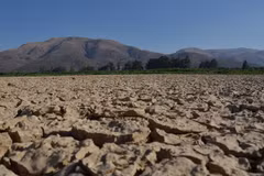 Hồ La Angostura, cách Cochabamba, miền trung Bolivia khoảng 14km bị cạn khô nước do nắng nóng kéo dài. (Nguồn: AFP/TTXVN)