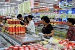 Mua sắm tại siêu thị Co.op Mart Củ Chi. (Ảnh: Thanh Vũ/TTXVN)