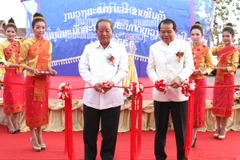 Lãnh đạo Lào cắt băng khai mạc. (Ảnh: Hoàng Chương/Vietnam+)