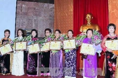 Các tập thể, cá nhân nhận Giấy khen của Ủy ban Nhà nước về người Việt Nam ở nước ngoài. Ảnh minh họa. (Nguồn: Phương Hoa/TTXVN)