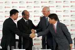 Các quan chức của Venezuela và Samsung tại lễ ký. (Nguồn: Pdvsa)