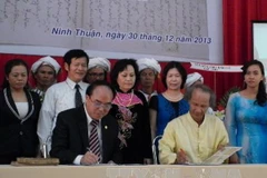 Quang cảnh lễ ký bàn giao. (Ảnh: Lan Phương/TTXVN)