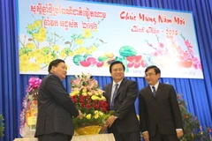 Ông Chieng Om, Tỉnh trưởng tỉnh Svay Rieng chúc Tết lãnh đạo tỉnh Long An. (Ảnh: Thanh Bình/TTXVN)