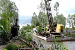 Nạo vét kênh mương dòng chảy để trữ nước ngọt, chống mặn. (Ảnh: Huỳnh Sử/TTXVN)