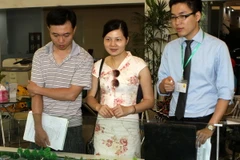 Tìm hiểu thông tin và tư vấn khách hàng tại sàn giao dịch EcoPark. (Ảnh: Hoàng Lâm/TTXVN)