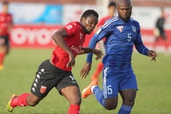 Pha tranh bóng giữa cầu thủ hai đội. (Ảnh: Quang Nhựt/TTXVN)