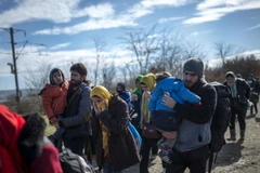 Người tị nạn vượt qua khu vực biên giới giữa Hy Lạp và Macedonia, gần thị trấn Gevgelija (Macedonia). (Nguồn: AFP/TTXVN)