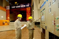 Các kỹ sư vận hành phát điện tổ máy số 1. (Ảnh: Ngọc Hà/TTXVN)