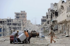 Khung cảnh tan hoang của thành thành phố Sirte. (Nguồn: AFP/TTXVN)