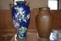 Bình hoa shippo đã hoàn thiện và phôi đồng. (Ảnh: Nguyễn Tuyến-Gia Quân/Vietnam+)