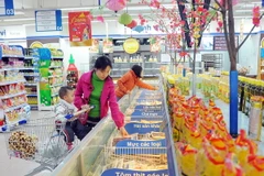 Khách chọn mua hàng tại Siêu thị Co.op Mart Hoàng Mai (Hà Nội). (Ảnh: Quang Quyết/TTXVN)