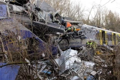 Lực lượng cứu hộ nỗ lực khắc phục hậu quả tại hiện trường vụ tai nạn. (Nguồn: AFP/TTXVN)