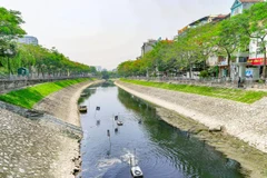 Đoạn sông Tô lịch gần đường Hoàng Quốc Việt, quận Cầu Giấy, Hà Nội được thí điểm xử lý ô nhiễm bằng công nghệ Nano Bioreactor. (Ảnh: Minh Hiếu/Vietnam+)