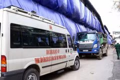 Xe xử lý môi trường của các cơ quan chức năng tại khu vực xảy ra đám cháy tại Công ty Rạng Đông. (Ảnh: Huy Hùng - TTXVN)