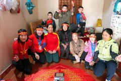 Người hâm mộ tập trung tại nhà cầu thủ Nguyễn Thị Thảo để cổ vũ cho đội tuyển nữ Việt Nam. (Ảnh: TH/Vietnam+)