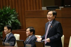 Bộ trưởng Bộ Nội vụ Lê Vĩnh Tân trả lời chất vấn các câu hỏi của đại biểu Quốc hội. (Nguồn ảnh: TTXVN)