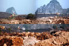 Một góc bãi xít khổng lồ tại khu vực phường Cẩm Thịnh. (Ảnh: P.V/Vietnam+)
