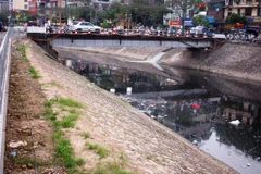 Nước sông Tô Lịch đen như mực. (Ảnh: P.V/Vietnam+)