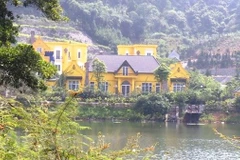 Công trình màu vàng xây dựng trên khu vực hồ Đồng Đò tại xã Minh Trí, huyện Sóc Sơn. (Nguồn ảnh: Vietnam+)