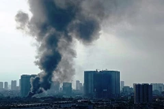 Vụ cháy tại Công ty Rạng Đông khiến khói đen bốc lên nghi ngút. (Ảnh chỉ có tính chất minh họa. Nguồn: Hùng Võ/Vietnam+)