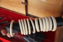 Vòng tay được làm từ ngà voi bày bán nhan nhản. (Ảnh: PV/Vietnam+)