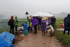 Trưa nay, người dân đã căng lều bạt trở lại để ngăn chặn không cho xe chở rác vào bãi rác Nam Sơn. (Ảnh: PV/Vietnam+)