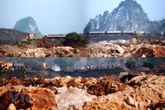 Tàu chở than của Tuyển than Cửa Ông chở xít ra đổ tại bãi thải khổng lồ ở phường Cẩm Thịnh, thành phố Cẩm Phả. (Ảnh: P.V/Vietnam+)