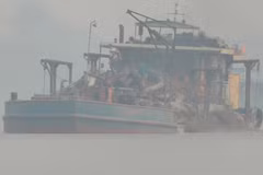 Lợi dụng “tấm bùa” nạo vét, doanh nghiệp đã ngang nhiên sử dụng tàu hút cát công suất lớn để “rút ruột” lòng sông Hồng. (Ảnh: PV/Vietnam+)