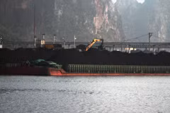 Nếu bài toán “than lậu” không được giải quyết, trong khi nguồn than trong nước không đủ đáp ứng cho nhu cầu của nhiệt điện, tương lai, “cơn khát” năng lượng sẽ trở thành gánh nặng cho đất nước.(Ảnh: P.V/Vietnam+)