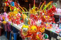 Đồ chơi Trung Thu được sản xuất trong nước chiếm được cảm tình của khách hàng nhờ những cải tiến về mẫu mã và chất lượng. (Ảnh: Như Quỳnh/Vietnam+)