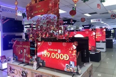 Nhiều trung tâm điện máy áp dụng các chương trình khuyến mãi giảm giá với nhóm sản phẩm điện tử gia dụng, phục vụ nhu cầu của khách hàng dịp Tết Nhâm Dần 2022 (Ảnh: Việt Anh/Vietnam+)