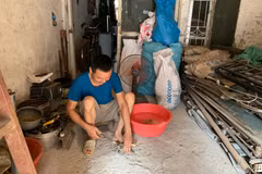 Những người lao động tại Thủ đô phải tìm những cách 'đối phó' như đổ nước đá vào chậu nước rồi bật quạt để tránh nóng. (Ảnh: Ngọc Anh/Vietnam+)