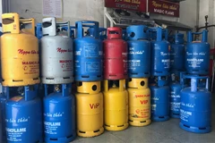 Sau nhiều lần tăng giá ở các kỳ điều chỉnh đầu tháng, việc giá gas quay đầu giảm mạnh được xem là tin vui với người tiêu dùng Thủ đô. (Ảnh: Việt Anh/Vietnam+)