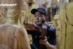 [Video] Về ‘thủ phủ’ đồ thờ Hà Nội nghe chuyện ‘thổi hồn’ cho gỗ