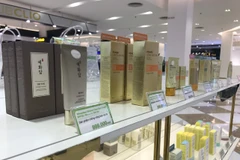 Các sản phẩm kem chống nắng, nước dưỡng ẩm... được xem như "vị cứu tinh" của chị em phụ nữ trong mùa Hè nắng gắt. (Ảnh: Việt Anh/Vietnam+)