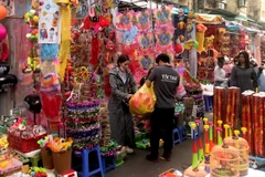 Còn ba ngày nữa mới đến Tết Trung thu (ngày 15/8 Âm lịch) nhưng không khí tại phố Hàng Mã (quận Hoàn Kiếm, Hà Nội) đã sớm nhộn nhịp. (Ảnh: Việt Anh/Vietnam+)