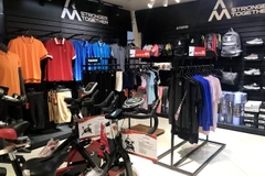 Nhiều cửa hàng thời trang thể thao đang triển khai các chương trình khuyến mãi, giảm giá nhằm thu hút khách hàng. (Ảnh: Việt Anh/Vietnam+)