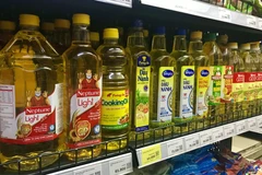 Trứng gà, dầu ăn... là những mặt hàng tiêu dùng thiết yếu "nương theo" đà tăng của giá xăng dầu. (Ảnh: Việt Anh/Vietnam+)