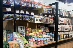 Nhiều sản phẩm đồ dùng học tập trên thị trường đến từ những thương hiệu trong nước như Hồng Hà, Thiên Long, Hải Tiến... nhận được sự tin tưởng của các bậc phụ huynh và học sinh. (Ảnh: Việt Anh/Vietnam+)