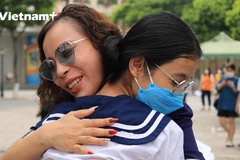 Sỹ tử và phụ huynh thoải mái khi hoàn thành Kỳ thi tốt nghiệp THPT 