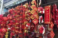 Năm nay, thị trường đồ trang trí Tết tương đối đa dạng với nhiều mẫu mã, thiết kế bắt mắt cùng mức giá tương đối ổn định (Ảnh: Việt Anh/Vietnam+)