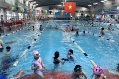 Bể bơi là không gian để trẻ em có cơ hội tham gia hoạt động vui chơi trong mỗi dịp Hè. (Ảnh: Việt Anh/Vietnam+)