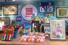 Nhiều siêu thị, nhà sách tại Hà Nội triển khai hoạt động khuyến mãi các sản phẩm đồ dùng học tập để chuẩn bị cho năm học mới. (Ảnh: Việt Anh/Vietnam+)