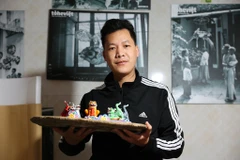 Nghệ nhân Đặng Văn Hậu giới thiệu bộ Ngũ hổ dành riêng cho năm Nhâm Dần. (Ảnh: Hoài Nam/Vietnam+)